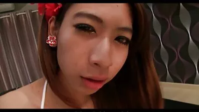 ទារកម្រាមដៃ pussy នៅលើច្រាំងទន្លេ។
