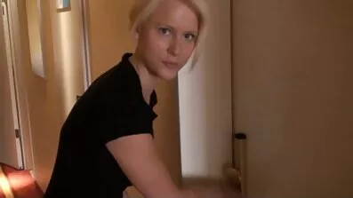 នាងបានឈប់ masturbating ដោយដៃនិង dildo មួយ,បានធ្វើ CuNi មួយនិង fucked.