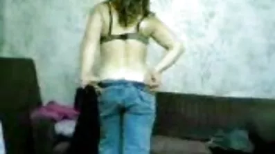 បុរសវ័យក្មេងជាមួយនឹង tits តូចខ្លាំងណាស់ undresses សម្រាប់បទសម្ភាសមួយ.