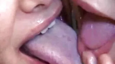 ម្រាមដៃពេល fuck ប្រពន្ធរបស់គាត់នៅបោះ។