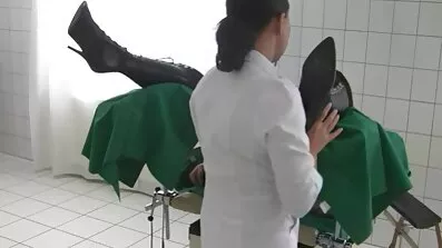 Otaku fucks មិត្តស្រីរបស់គាត់ហើយមើលទៅក្នុងម៉ូនីទ័រ.
