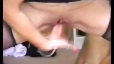 Khloe Kapri masturbates បុរសម្នាក់និង rubs លារបស់នាងនៅលើជល់មាន់របស់គាត់.