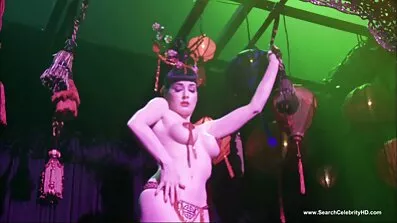 Kelsi Monroe ដែលអង្រួនសត្វលារបស់នាងខណៈពេលវិលនៅលើជល់មាន់មួយ។