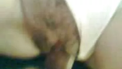 ស្ដើង masturbates pussy របស់នាងជាមួយនឹងម្រាមដៃរបស់នាង.