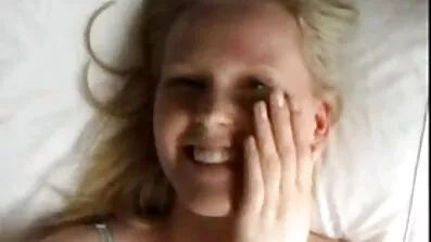 ក្រុមហ៊ុន J របស់ Mac fucks ស្ត្រីវ័យក្មេងទាំងពីរនៅពេលព្រឹកព្រលឹម.