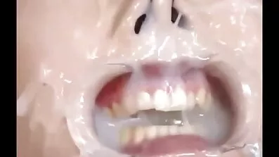 បន្ទាប់ពី blowjob នាងត្រូវបាន fucked។