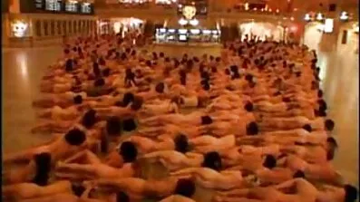 នាងបាន fucks នៅសម្ដែងនិងទទួលបានជាដើមនៅលើមុខរបស់នាង.