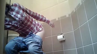 Hipster fart ស្ត្រីម្នាក់នៅលើ couch នេះ.