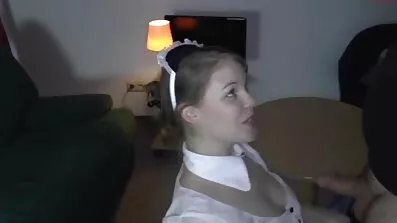 ខ្សែកោង masturbates ក្រណាត់របស់គាត់នៅក្នុងផ្នែកខាងមុខនៃកាមេរ៉ា.