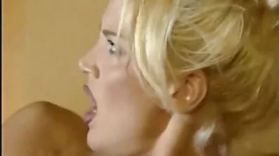 សូហ្វីយ៉ាលោក lee fucks ប៉ូលិសពីរនាក់សម្រាប់ការលួចនៅក្នុងឧទ្យាននេះ។