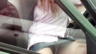 ចាប់សរសៃ fucking pussy ជាមួយម្រាមដៃនិងពន្លកជាមួយ។