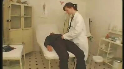 Paisle ប៉ា paige ក្នុង pussy fucked នៅក្នុងសក់ពាក់មួយ។