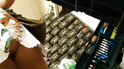 Fucks ឆែកលារបស់នាងជាមួយនឹងពណ៌ខ្មៅ។
