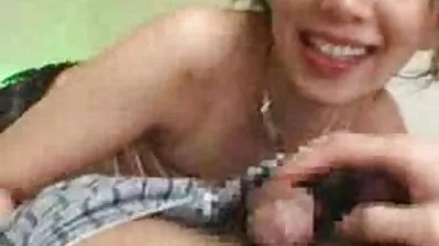 ប្រដាប់ដោយរថយន្តនិង fucks ខ្លួនឯង។