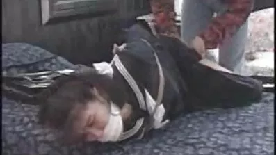 គាត់ fucks មីងកូនក្រមុំរបស់គាត់នៅក្នុងសត្វលានេះ.