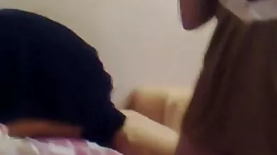 ឡាតាំងមានបុរសពីរនាក់ដែល cum យ៉ាងបរិបូរនៅលើសត្វលារបស់នាង.
