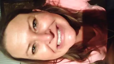 លោក Raul កូមាន milf ដែលរំភើបរបស់នាងជាមួយនឹងអណ្តាតរបស់នាង.