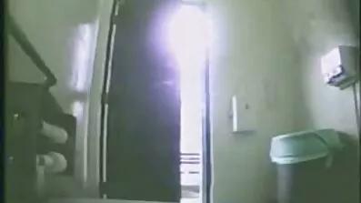 គាត់បានដោះលែងបងស្រីនិង fucked ជាមួយ creampie។