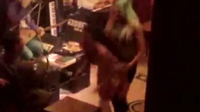 ជំនួយការធ្មេញ licks pussy របស់អ្នកជំងឺ.