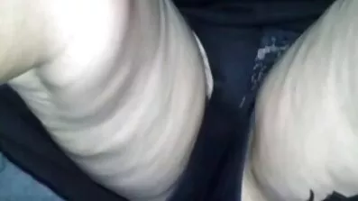 ឆ្កេ Busty ល្បួងអ្នកជិតខាង។