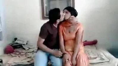 Masturbating គួរឱ្យស្រលាញ់នៅក្នុងធម្មជាតិ.