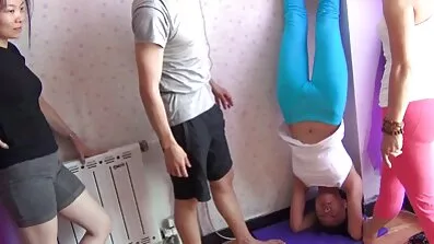 Ariana Van scopa fucks ជាមួយ Potro De Bilbao នៅចំពោះមុខប្អូនស្រីរបស់នាង.