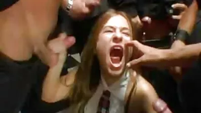 ជល់រឹងនៅក្នុងមាត់និង pussy។