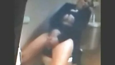 អេលឡាត្រូវបាន fucked នៅក្នុងបន្ទប់បោកគក់នោះទេ។
