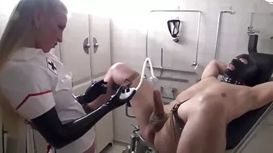 Fucked រចនាប័ទ្ម doggy ដោយអ្នកចាប់សរសៃមួយ។