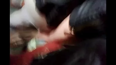 Masturbating ក្រុមហ៊ុន Smart នៅលើគ្រែ.