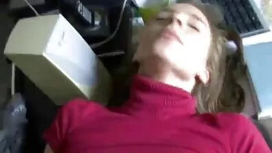 Fucks ហាត់ប្រាណខ្លួនឯងជាមួយ dildo មួយ។