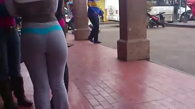 ស fucking ជាមួយនឹងពីរខ្មៅ។  នាងបានឆ្លើយតបទៅនឹងមិត្តប្រុសដោយការលួចបន្លំសម្រាប់ជនក្បត់ជាតិ.