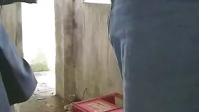 Redhead masturbates នៅលើតុ.