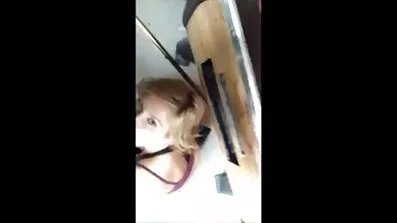 Brunette fucked រហូតដល់នាងបានប្រែខៀវ។