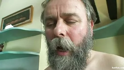 ក្មេងស្រី pissing នៅក្នុងកញ្ចក់នៃស្រាមួយ។