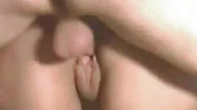 Fucks ពណ៌សវ័យក្មេងជាមួយនឹងបុរសម្នាក់ខ្មៅ. គាត់គឺជាការមិនភ័យខ្លាចនៃការជល់ធំ។