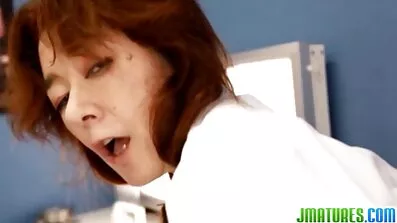 ស្ត្រីម្នាក់ក្តិច fucks ខ្លួននាងផ្ទាល់ជាមួយ dildo មួយ.