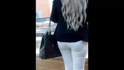 មិត្តស្រីទទួលបានបិទ fucking ជាមួយមិត្តភក្តិ។