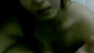 Fuck ស្ត្រីម្នាក់ស្រវឹងនៅក្រោមដើមឈើ.