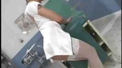 Fucks ដែកថែបដាន់ក្មេងស្រីដ៏ស្រស់ស្អាតនិងមានភាពសប្បាយរីករាយ។
